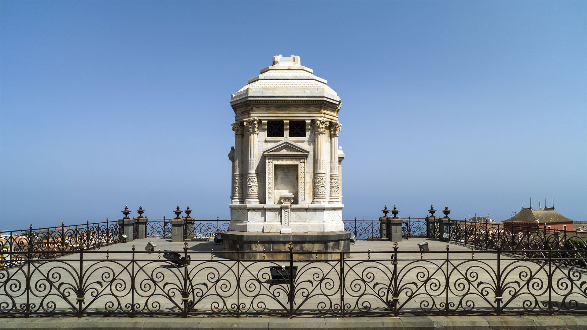 Park Jardines del Marquesado de la Quinta Roja, besser bekannt als Jardin Victoria. Darüber thront das für den Marqués de la Quinta Roja VIII errichtet Mausoleum, dass jedoch nie genutzt wurde.
