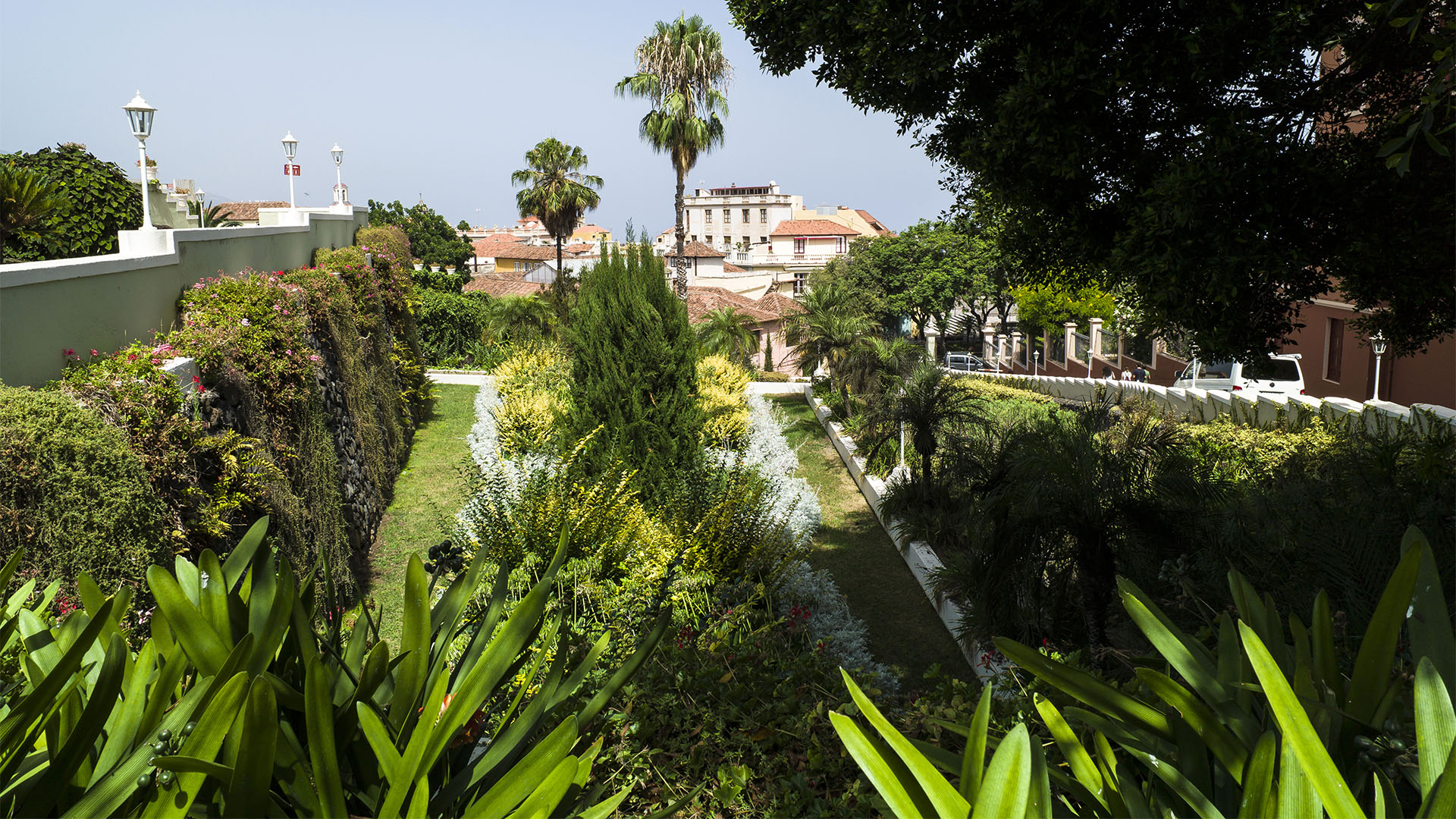 Park Jardines del Marquesado de la Quinta Roja, besser bekannt als Jardin Victoria. Darüber thront das für den Marqués de la Quinta Roja VIII errichtet Mausoleum, dass jedoch nie genutzt wurde.