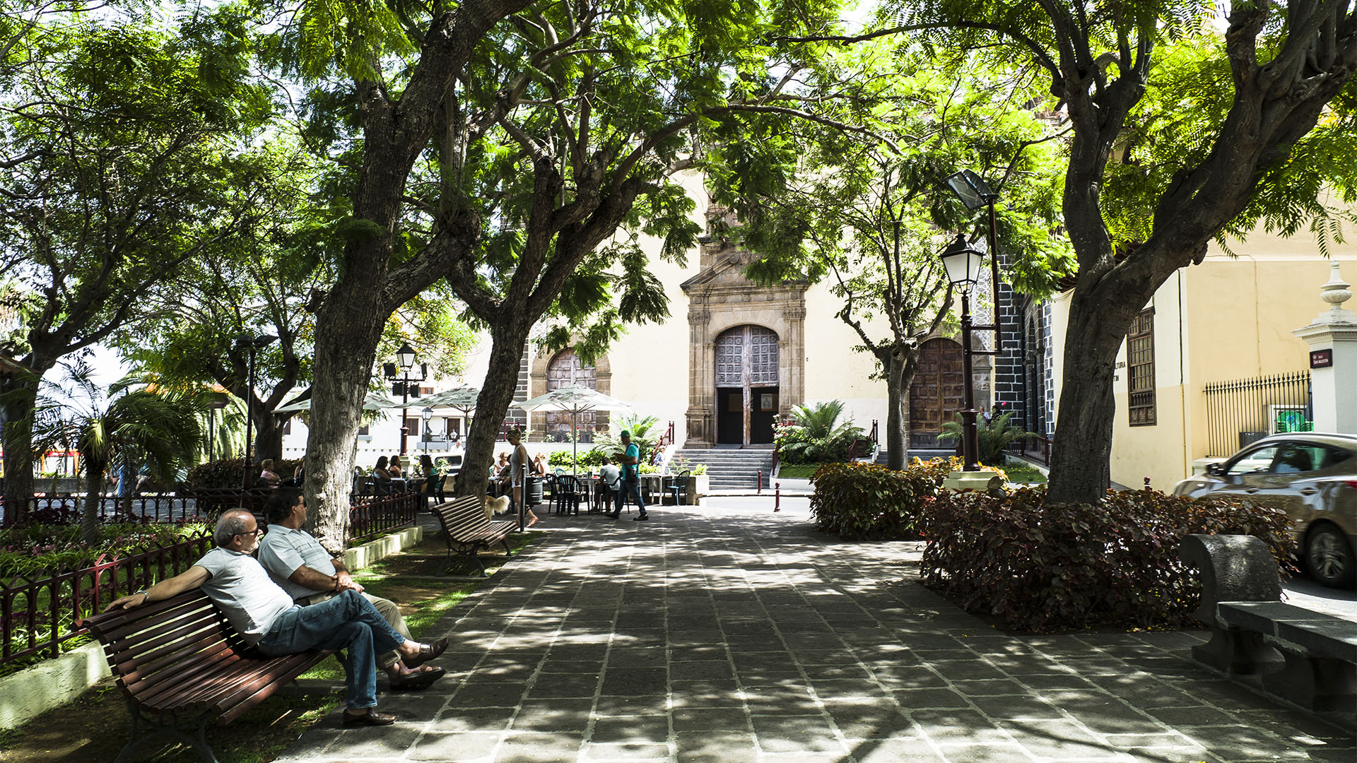 Am schattigen Plaza de la Concepcion flanieren Bürger Oratavas, treffen sich zu einem Plausch oder ein kühles Bier im Kiosk.