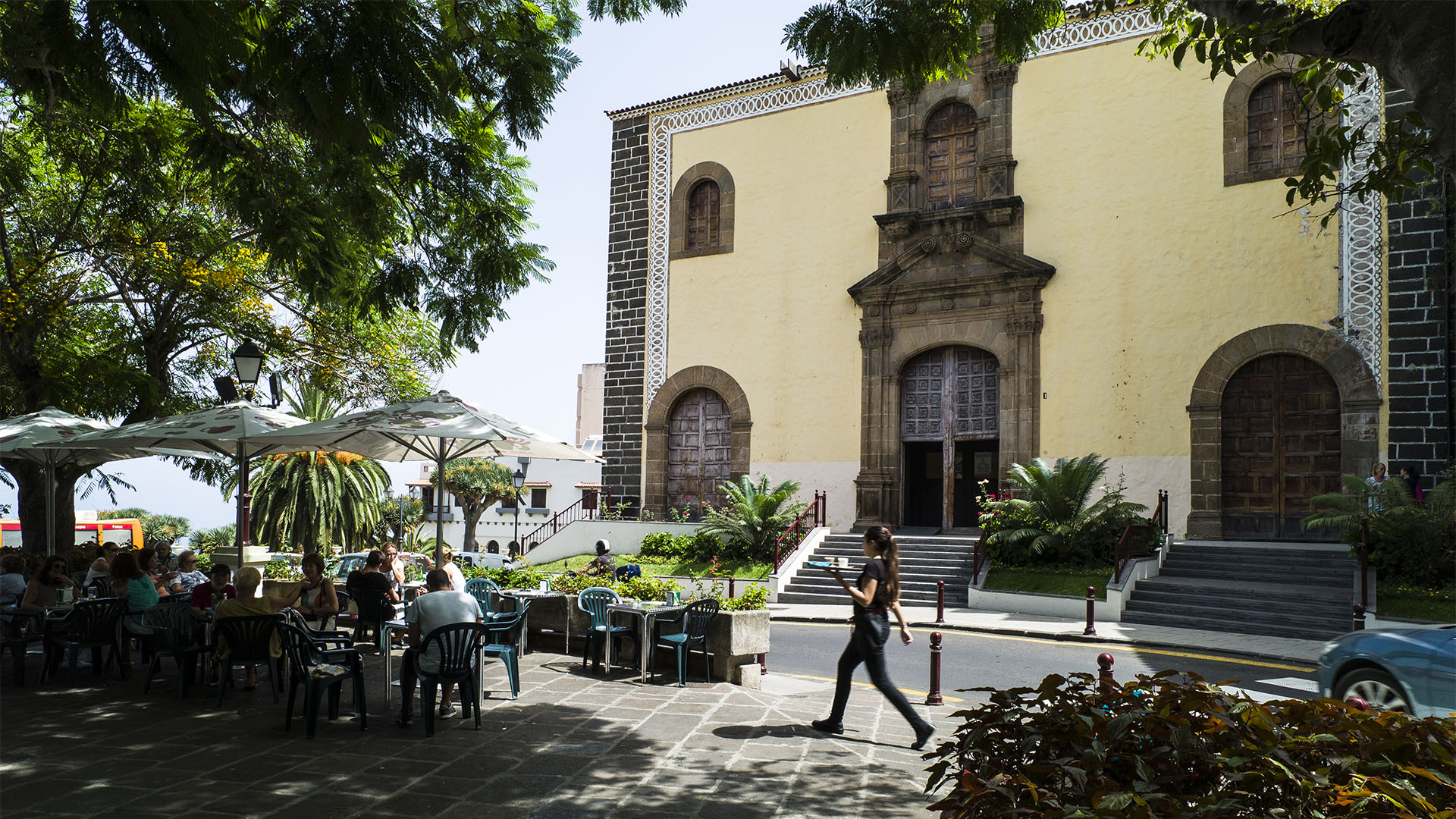 Am schattigen Plaza de la Concepcion flanieren Bürger Oratavas, treffen sich zu einem Plausch oder ein kühles Bier im Kiosk.