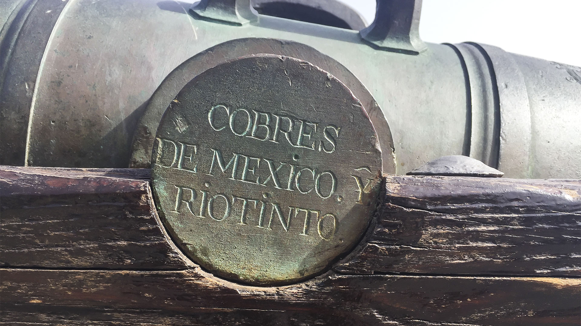 Die Geschichte der Kanonen der Batterie ist interessant. Teils wurden sie von Rio Tinto produziert, einem Unternehmen, das noch heute existiert und seinen Ursprung in den spanischen Rio Tinto Minen hat, in denen schon die Römer Kupfer schürften. Mehr Tradition geht nicht.