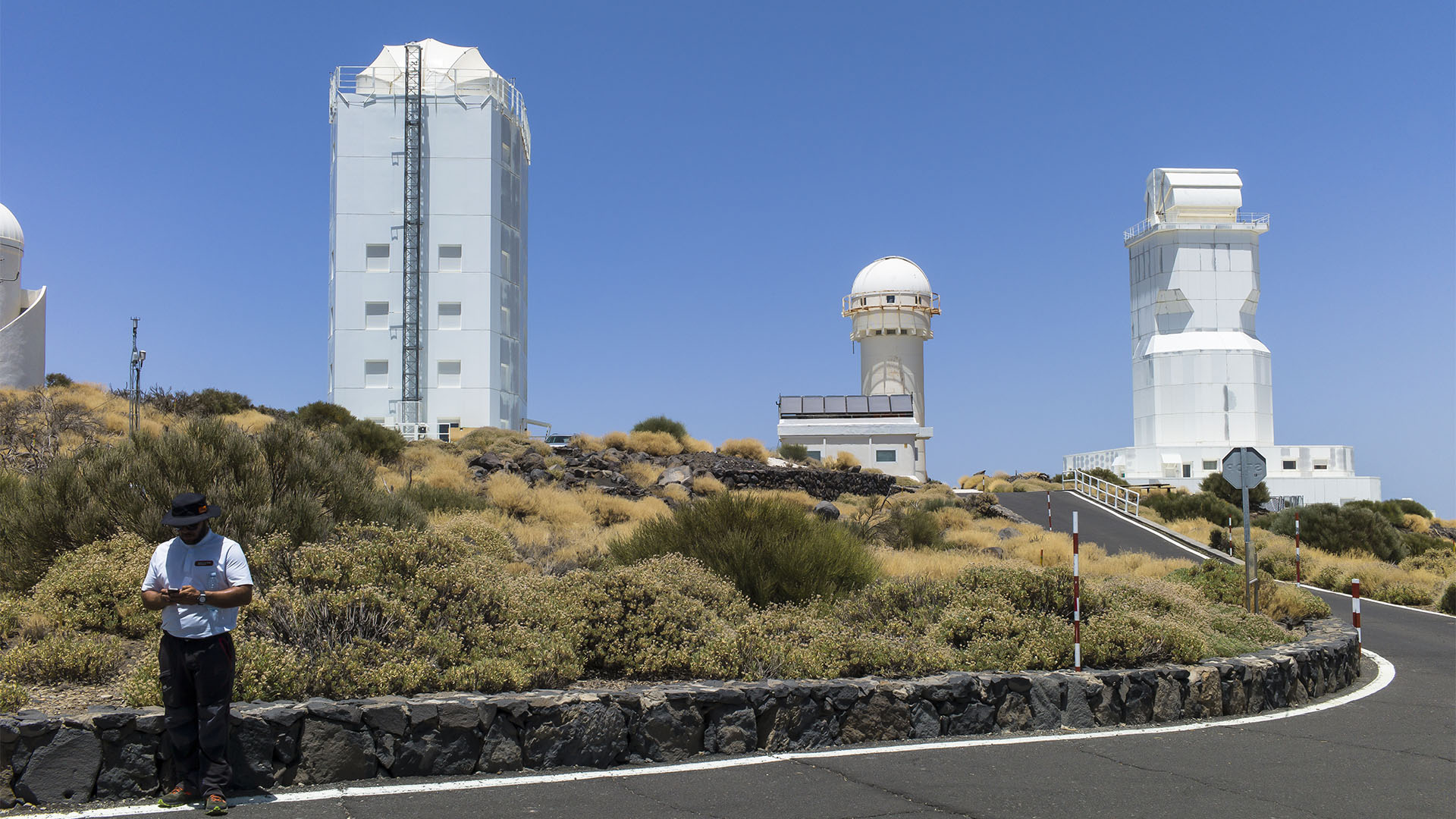 Die Sonnenteleskope im Izaña Observatorium auf Teneriffa im Teide Nationalpark.