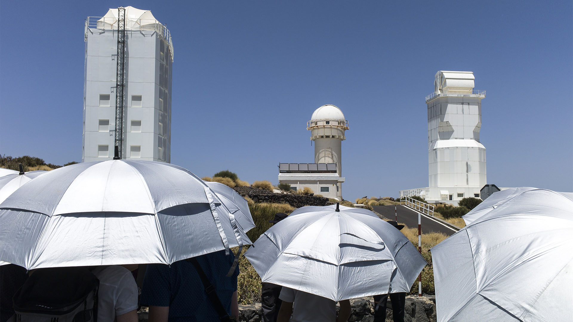 Besuchergruppe vor den Sonnenteleskopen. Links das mächtige deutche Sonnenteleskope GREGOR, bestes seiner Art weltweit.