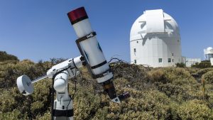 Bei der Tour durch das Observatorium können die Teilnehmer mit Sonnenteleskopen Sonnenflecke und Sonnnen-Erruptionen beobachten.