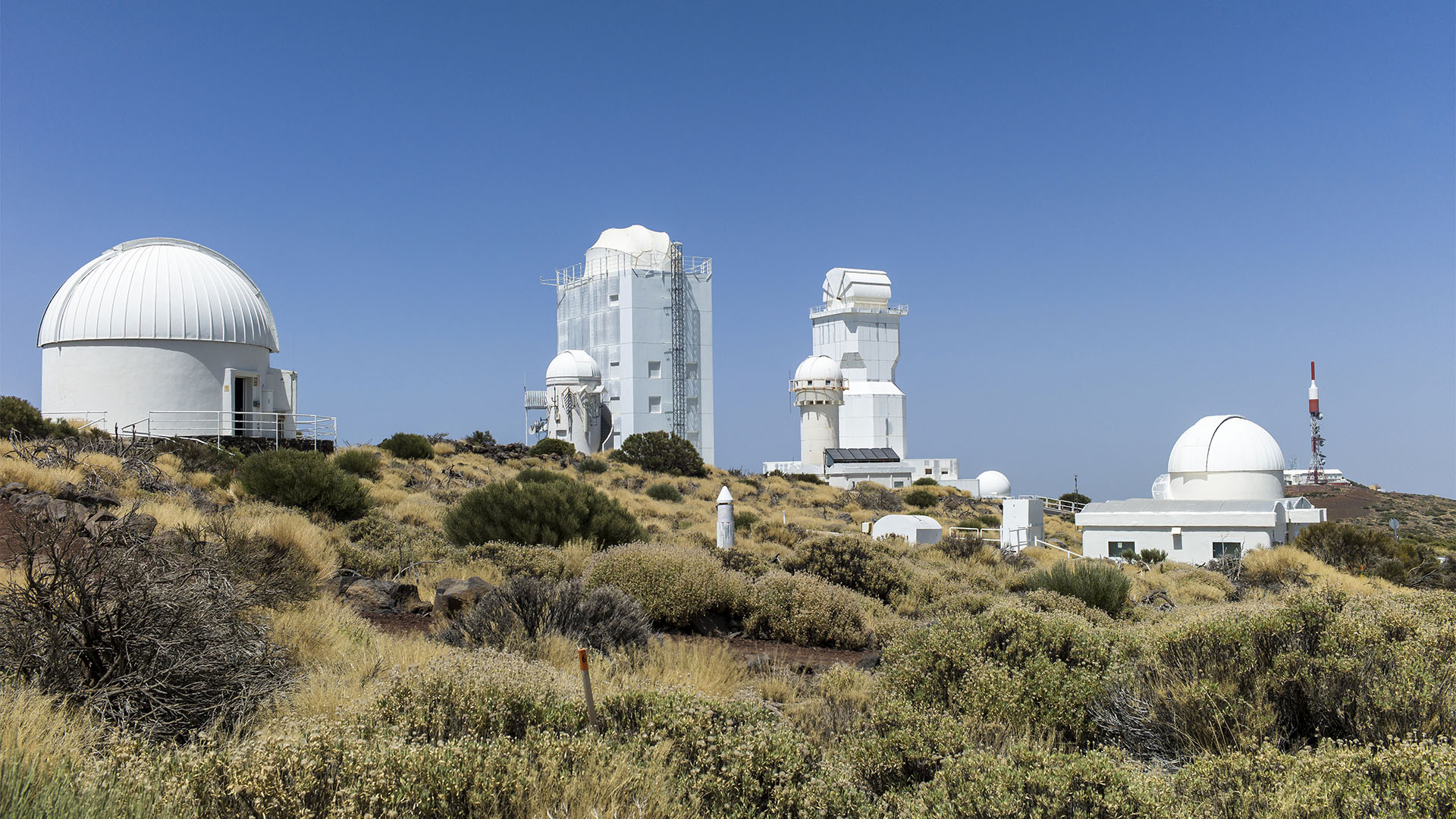 Beeindruckende Motive: Strahlend weiss stehen die Observatorien auf 2.386m gegen den stahlbauen Himmel.