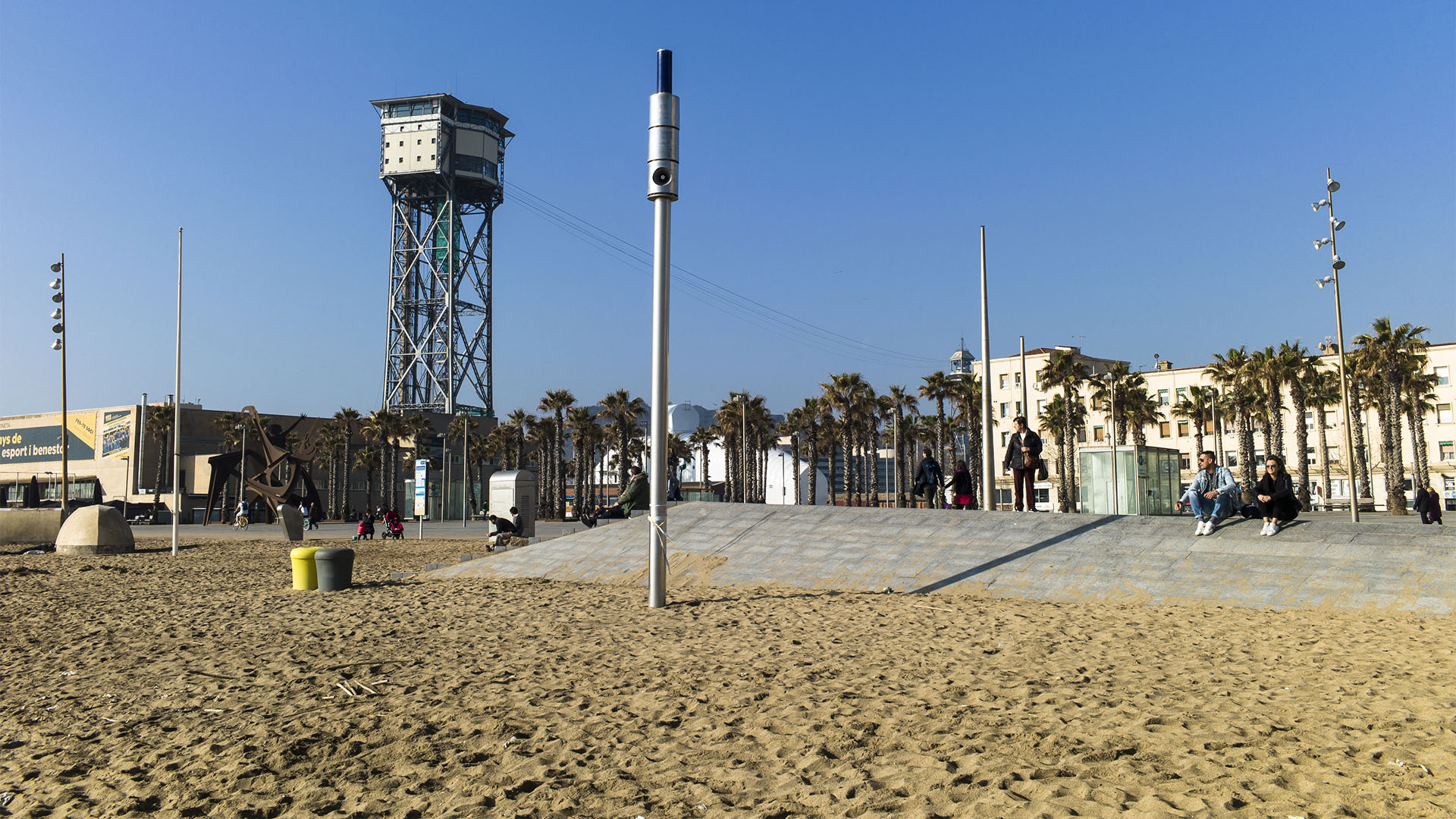Der 86 m hohe Turm Sant Sebastian der Teleférico del Puerto am Port Vell.