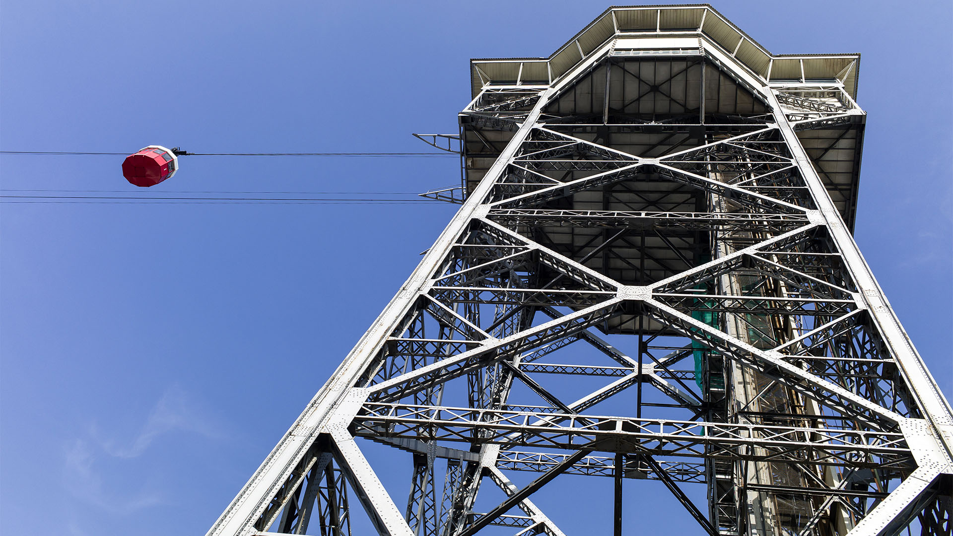 Der 86 m hohe Turm Sant Sebastian der Teleférico del Puerto am Port Vell.