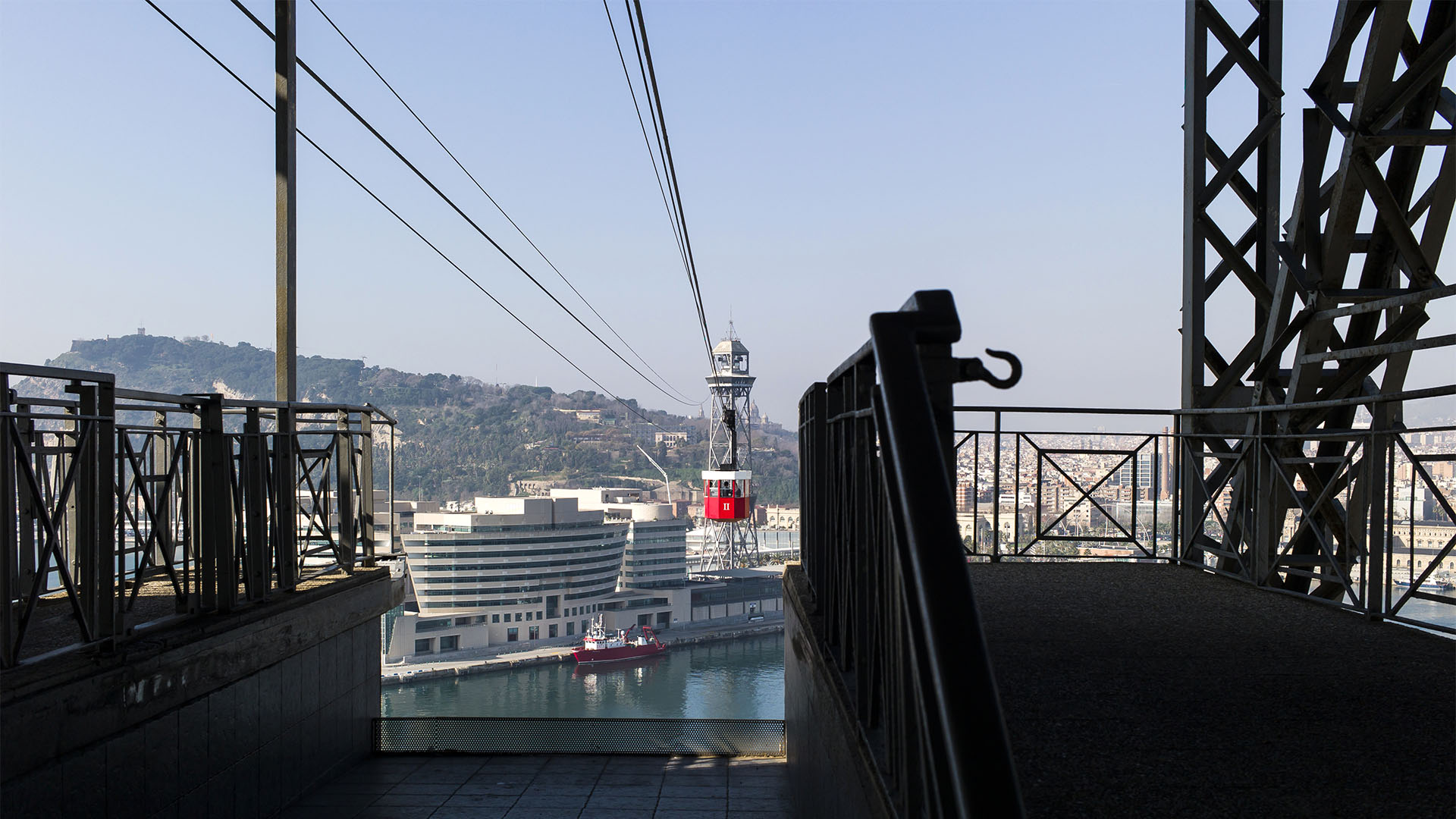 Der 86 m hohe Turm Sant Sebastian der Teleférico del Puerto am Port Vell.