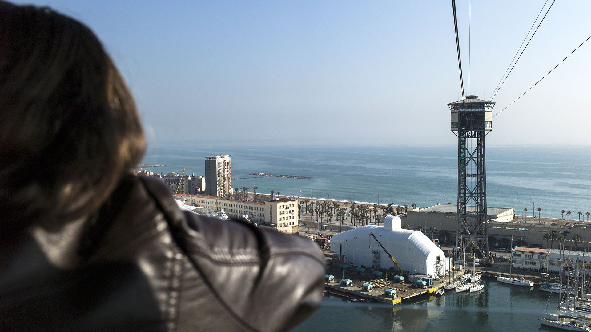 Blick auf die Mittelstation der Teleférico del Puerto, den 119 m hohen Jaum I, aus der Seilbahngondel.