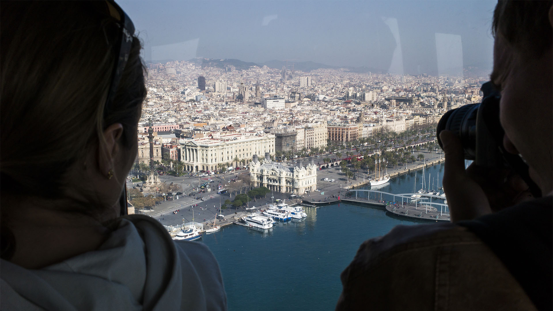 Gut 100 m über dem Hafenbecken in den 86 Jahre alten Kabinen der Teleférico del Puerto Barcelona.