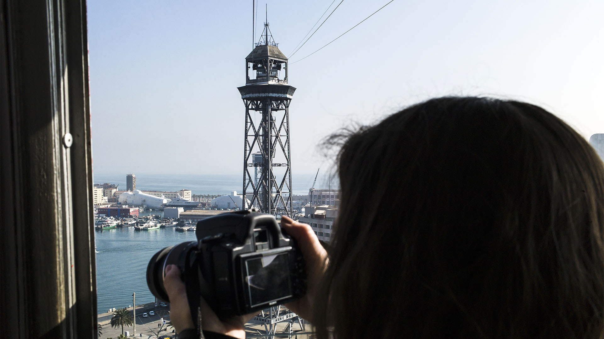 Blick auf die Mittelstation der Teleférico del Puerto, den 119 m hohen Jaum I, aus der Seilbahngondel.