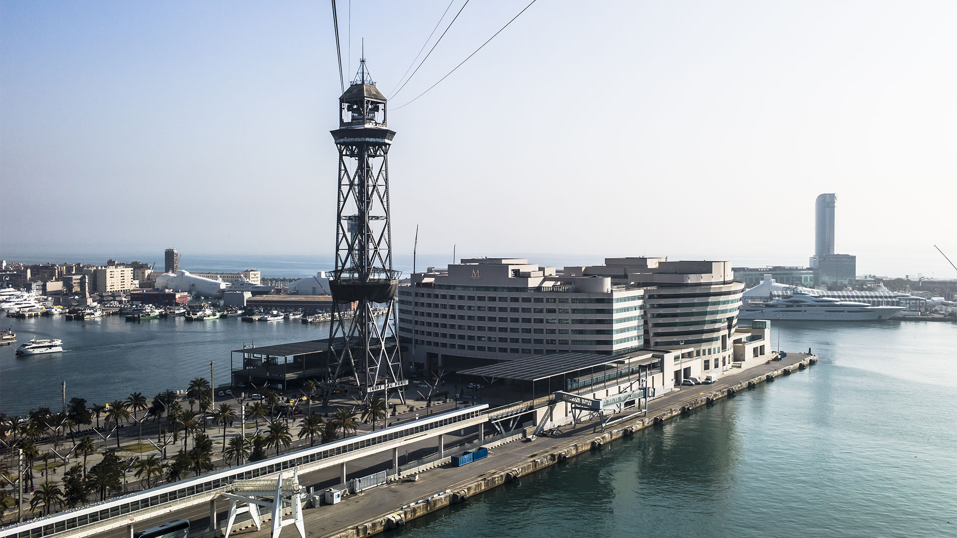 Blick auf die Mittelstation der Teleférico del Puerto, den 119 m hohen Jaum I, aus der Seilbahngondel.