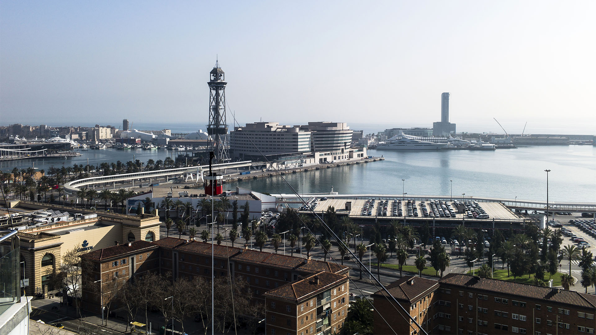 Blick aus der Gondel der Teleférico del Puerto auf Barcelona, kurz nach der Aussfahrt aus der nur 57 m hoch gelegenen Bergstation Miramar am Montjuïc.