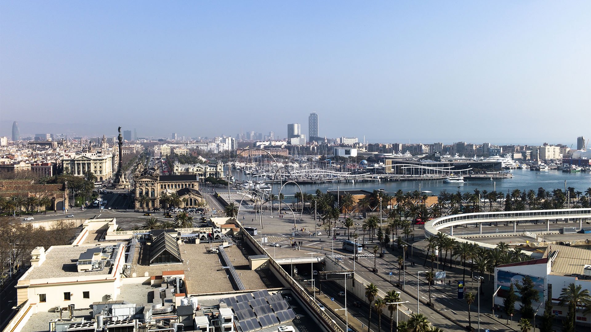 Blick aus der Gondel der Teleférico del Puerto auf Barcelona, kurz nach der Aussfahrt aus der nur 57 m hoch gelegenen Bergstation Miramar am Montjuïc.