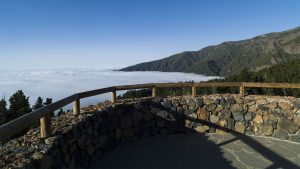 Das Wetterphänomen Panza de Burro, das Wolkenmeer über Teneriffa, lässt sich besonders schön von einem der vielen Aussichtspunkte an der TF-21 geniessen.