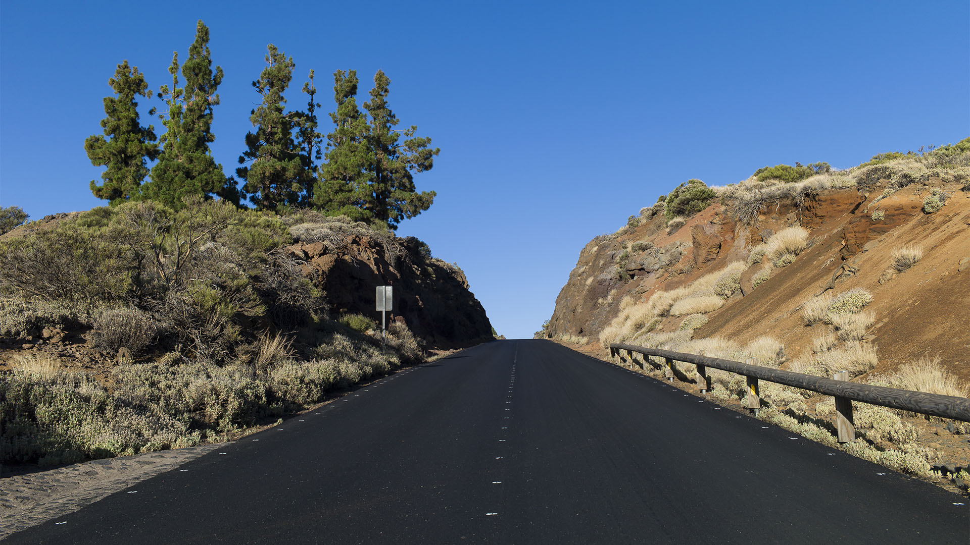 Eine neue Strasse führt auf den Montaña Izaña, der Heimat des Teide Observatoirums.