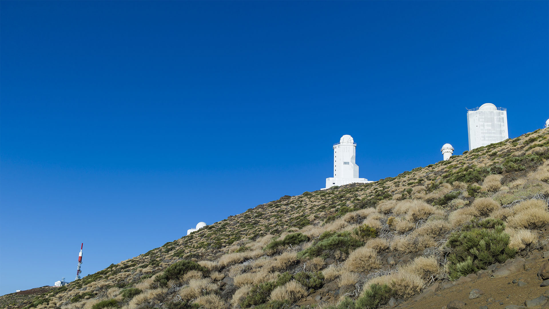 Das Izaña Observatorium auf Teneriffa strahl blendet weiss in der Abendsonne gegen tiefblauen Himmel.