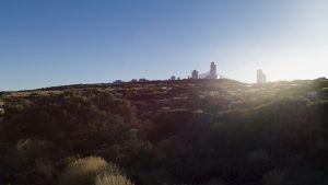 Im abendlichen Streiflicht steht das Teide Observatorium am Montaña Izaña vor dem Montaña Teide.