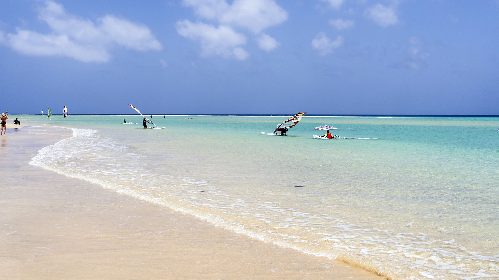 Feinster weisser Sand und türkisfarbenes Wasser – daher bezeichnet man Fuerteventura auch als den Strand der kanarischen Inseln.