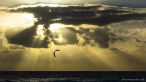 Surfen bei Sonnenuntergang auf Fuerteventura – die Natur ganz alleine für mich.