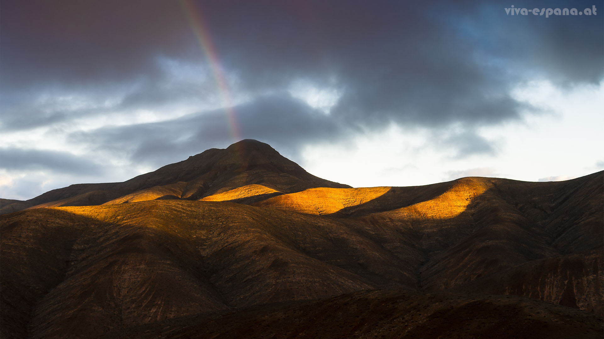 Im Zentralmassiv auf Fuerteventura – oranges Streiflicht zeichnet wundersame Strukturen.