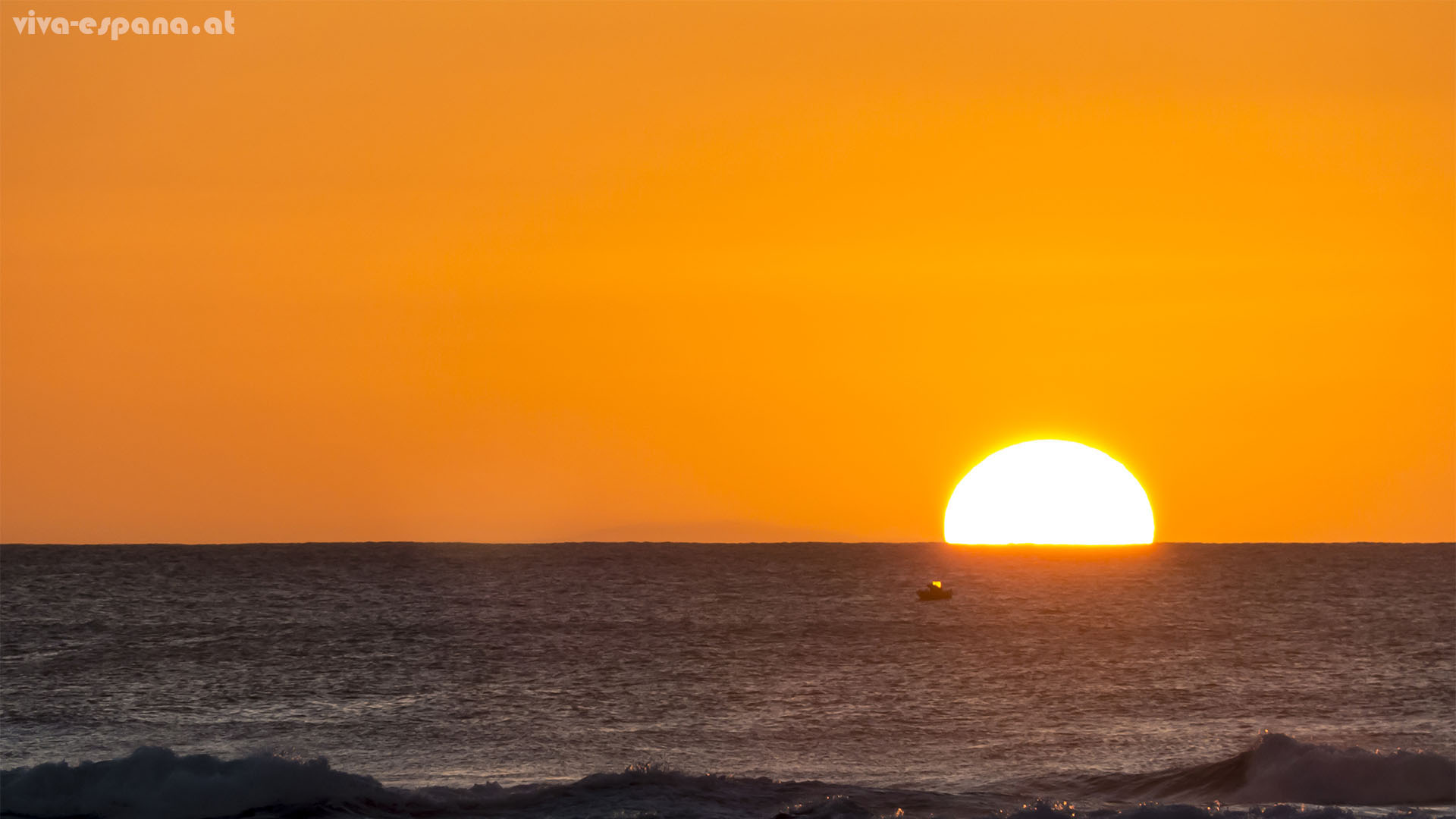 Sonnenuntergang auf Fuerteventura – ein einsames Fischerboot vor der Küste.