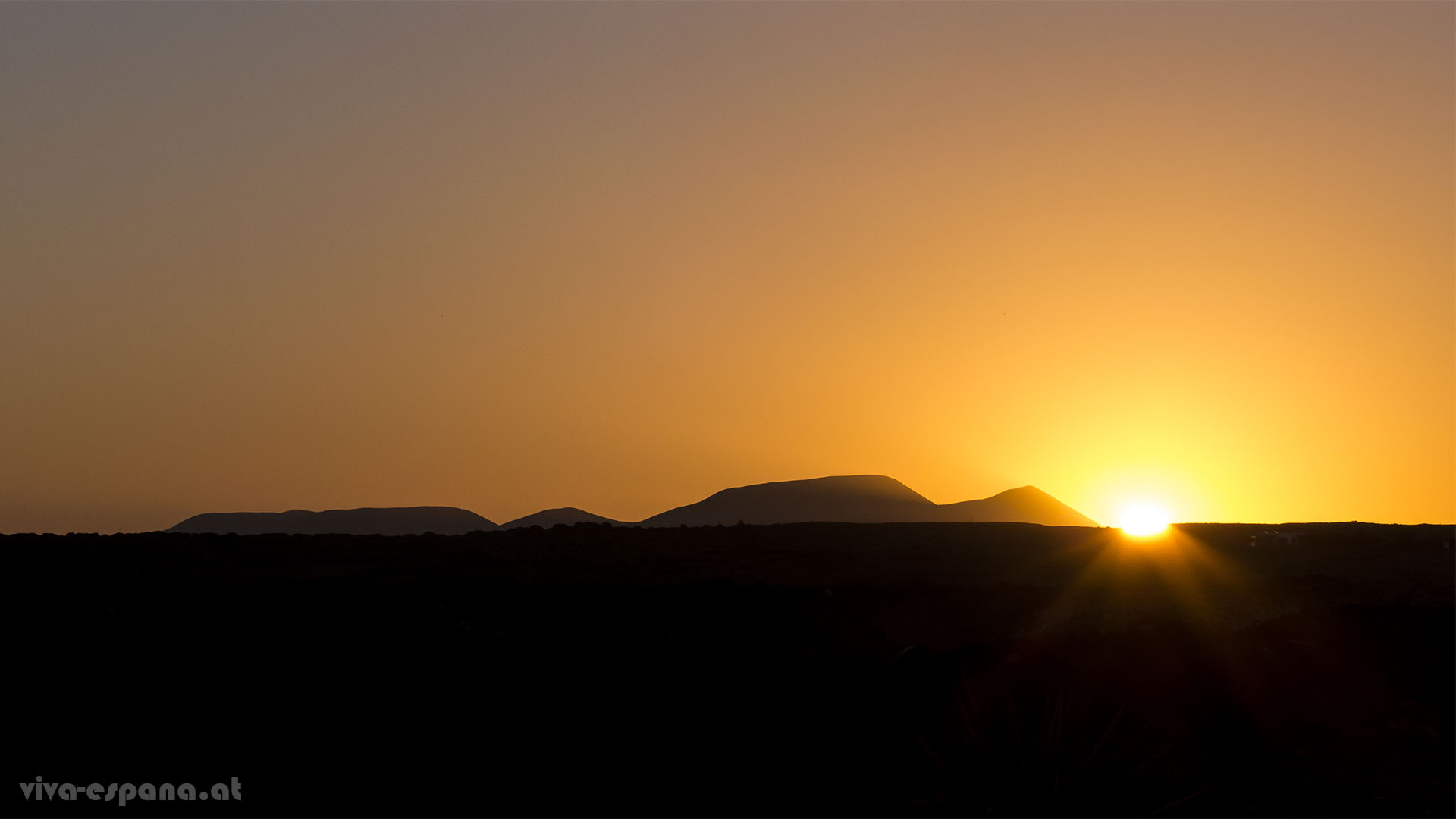 Sonnenaufgang über dem Malpais auf Fuerteventura.