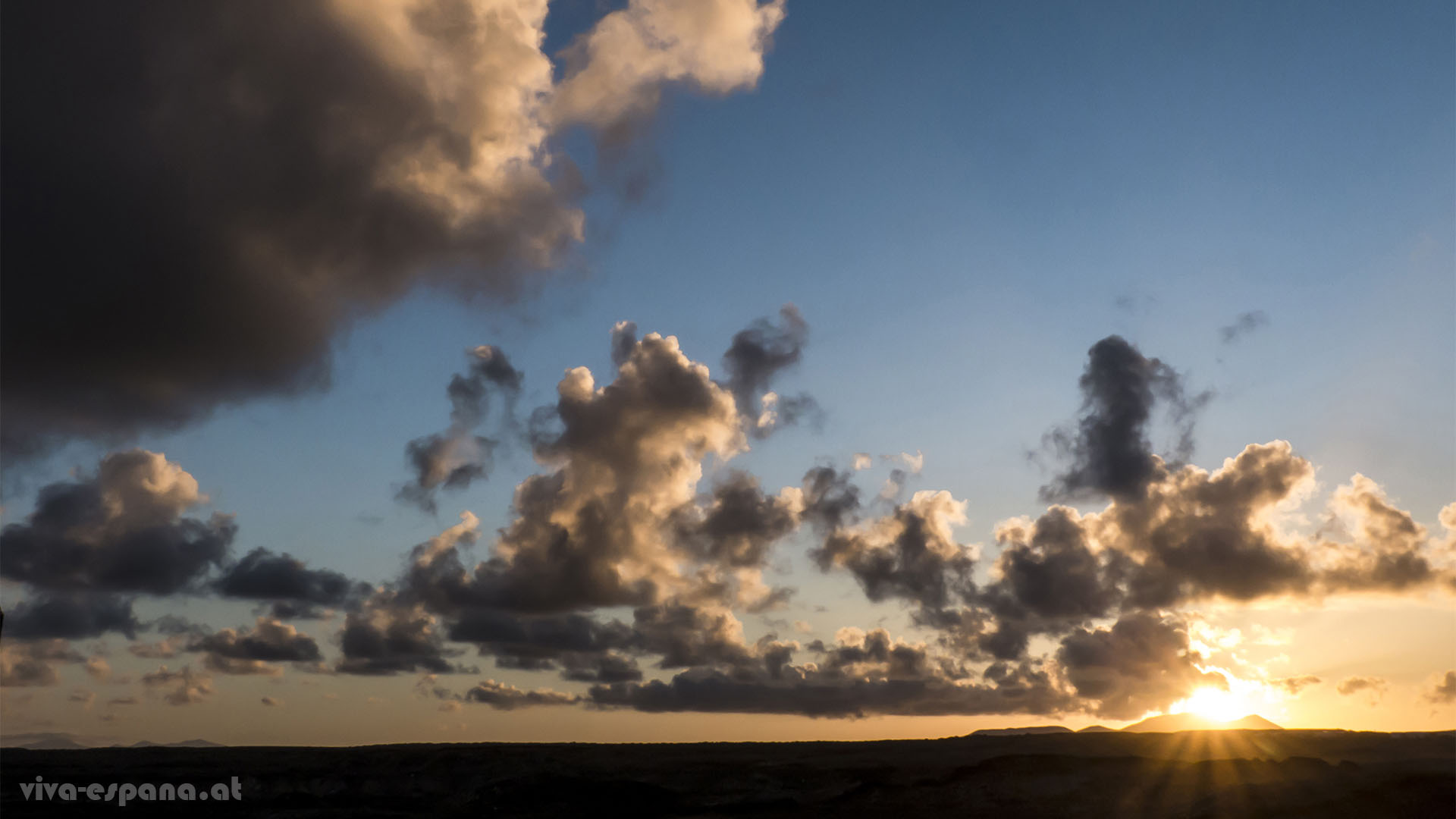 Sonnenaufgang über dem Malpais auf Fuerteventura.