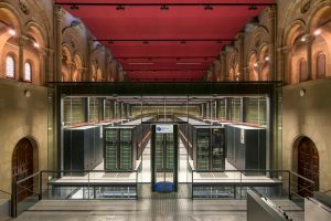 Rechenleistung und Schönheit in perfekter Harmonie: Der MareNostrum Supercomputer in der alten Kapelle Torre Girona der Polytechnischen Universität Katalonien. (© Barcelona Supercomputing Center)