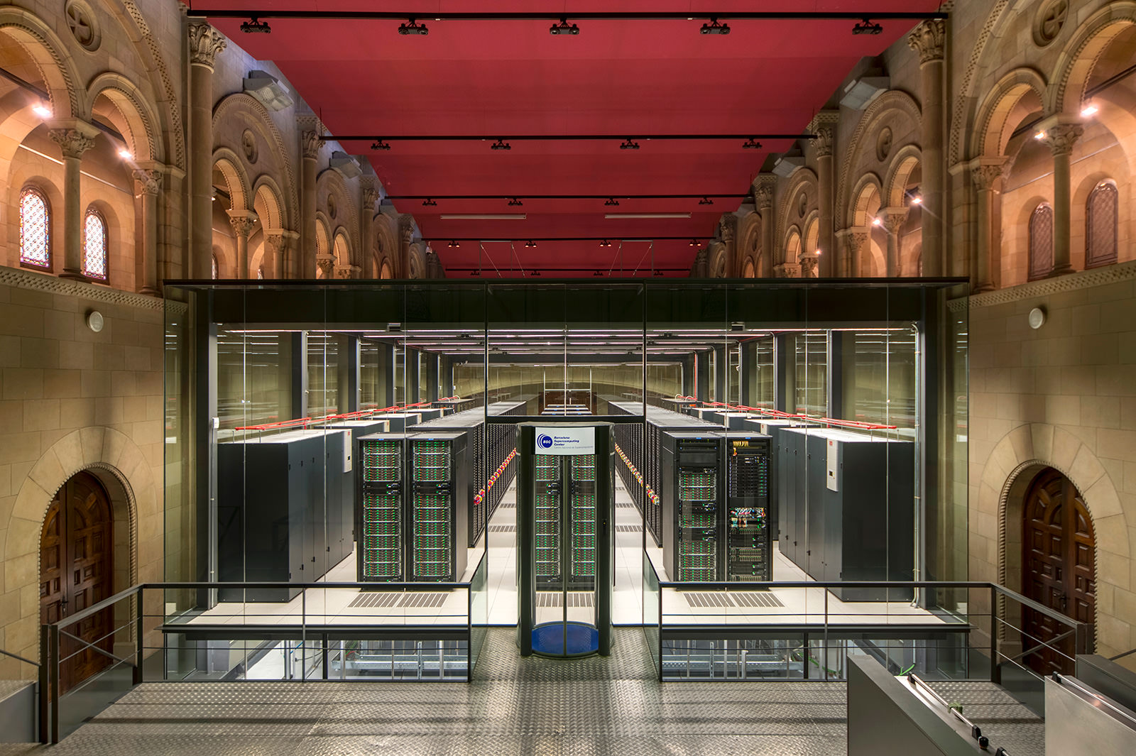 Rechenleistung und Schönheit in perfekter Harmonie: Der MareNostrum Supercomputer in der alten Kapelle Torre Girona der Polytechnischen Universität Katalonien. (© Barcelona Supercomputing Center)