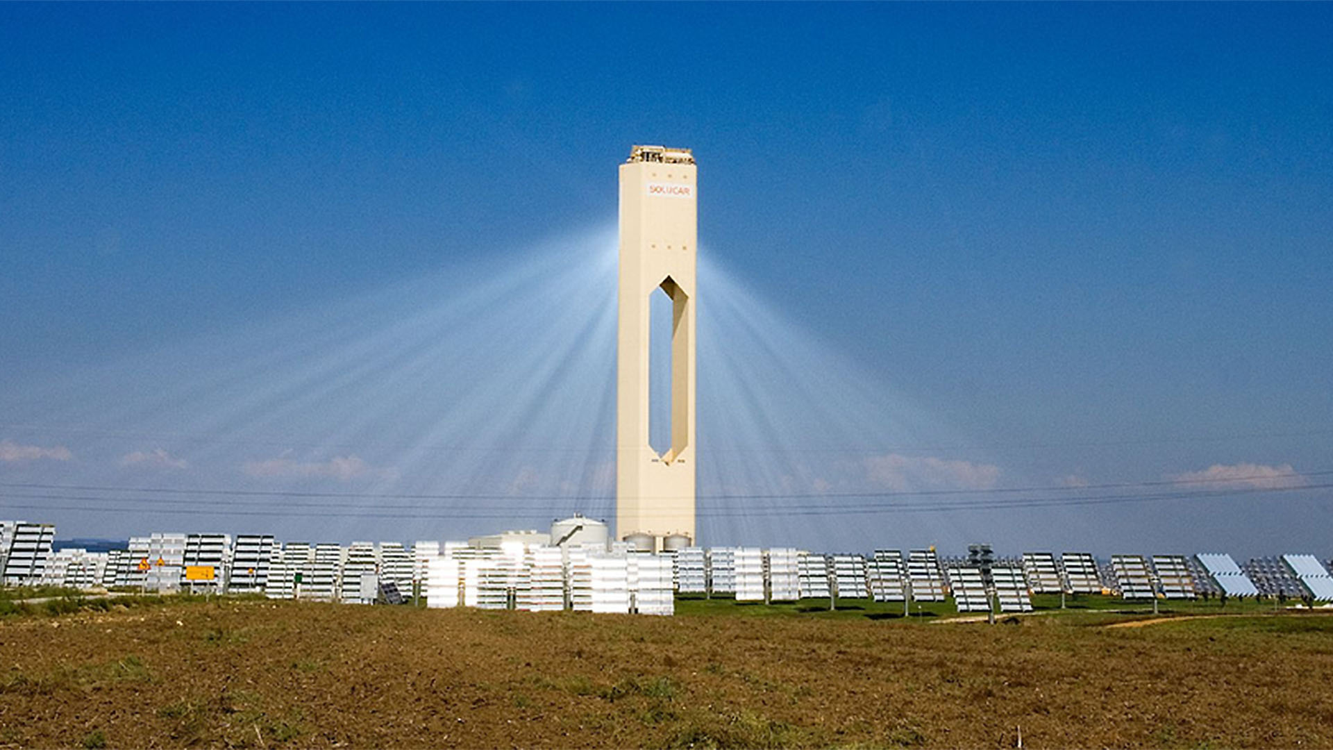 Das Solarwärmekraftwerk PS10 + PS20 in Andalusien nahe Sevillas. Das größte kommerzielle Solarturmkraftwerk Europas. (© CCL aflores)