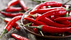 Bei der alkoholischen Extraktion des Chilli wird u.a. Capsaicin entzogen und konzentriert, das positiv auf das menschliche Herz wirkt und beim Fettabbau hilft. (© istock)