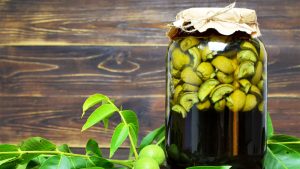 Licor de nueces de San Juan - der Alkohol entzieht den grünen Wallnüssen ihre wertvollen Inhaltsstoffe, konzentriert sie und macht sie jahrelang haltbar. (© istock)