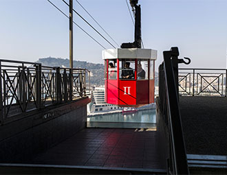 Der 86 m hohe Turm Sant Sebastian der Teleférico del Puerto am Port Vell in Barcelona. Ein Fahrt mit der Hafenseilbahn in Barcelona auf den Montjuic ist ein besonderes Erlebnis.