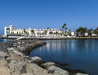 Puerto de Mogan: Kolonialer spanischer Baustil. Ein Hauch Vergangenheit weht durch die Bucht. Unterwegs auf der Westküstenstrasse GC-200 auf Gran Canaria.