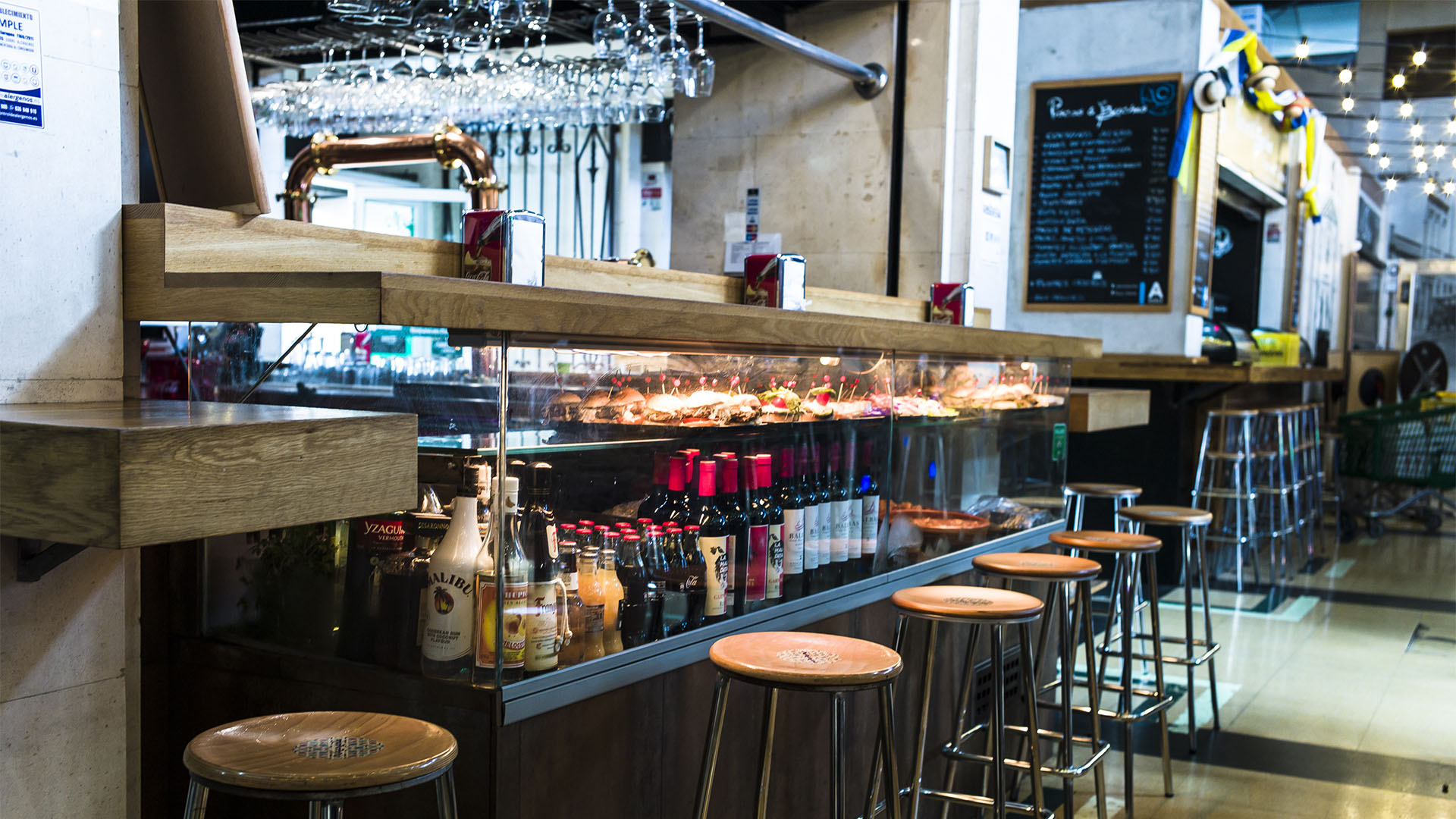 Mercado del Puerto Las Palmas Gran Canaria: Der Anblick der herrlichen Lebensmittel macht hungrig. Viele kleine Bars bieten traumhaften Genuss. Ohne einen Barbesuch, sollte der Markt nicht verlassen werden.