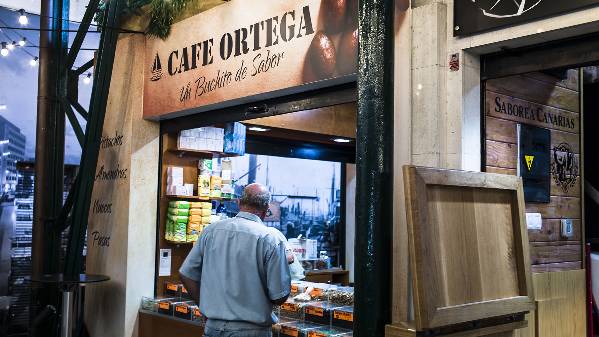 Mercado del Puerto Las Palmas Gran Canaria: Café Ortega – erstklassiger Kaffee von der Insel und aller Welt. Es riecht sensationell.