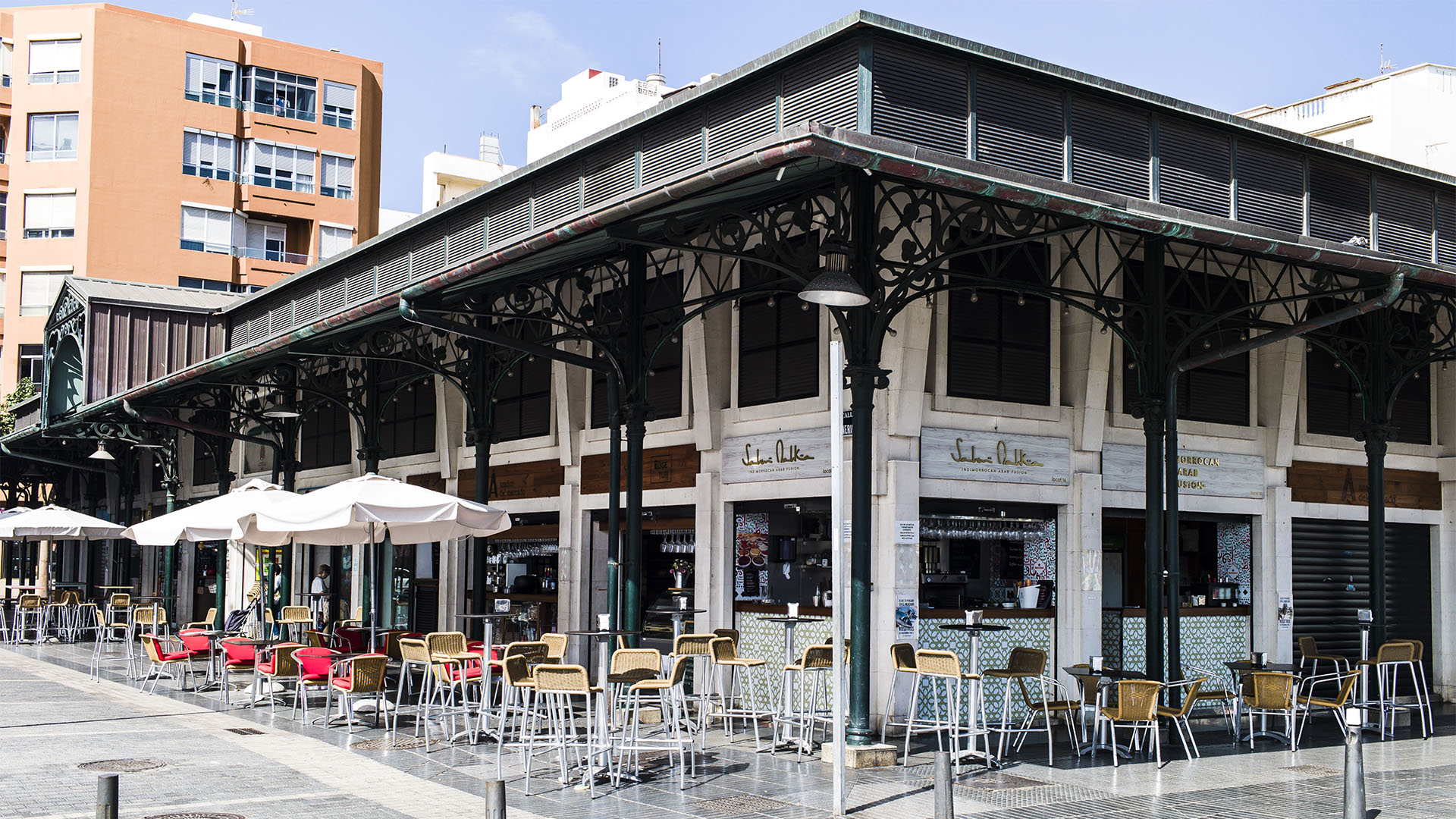 Mercado del Puerto Las Palmas Gran Canaria: Umringt von hervorragenden Cafes und Restaurants. Besonders unter der Woche abends angesagter Szenetreffpunkt der jungen Geschäftswelt von Las Palmas.