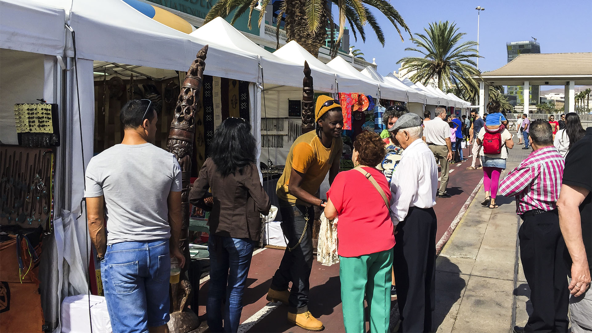 WOMAD Festival 2017 Las Palmas Gran Canaria. On site: Cross over nicht nur in der Musik. Workshops für Kids und Erwachsene, Kunsthandel und Fusion Kitchen. WOMAD – ein Festival für alle Sinne.