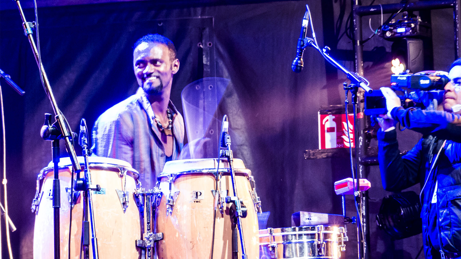 WOMAD Festival 2017 Las Palmas Gran Canaria. On stage: Das "Miroca Paris Project" – Fusion Drummer aus Cabo Verde, bringen tausende Festival Gäste zum ausgelassenen Tanzen. Sensationell.