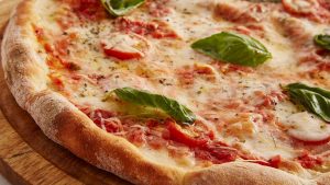 Pizza Napoletana – Teig, Tomate, Mozarella, Basilikum – (© CC0).
