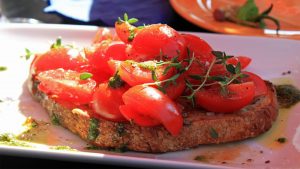 Bruschetta, der italienische Appetithäppchen Klassiker – (© CC0).