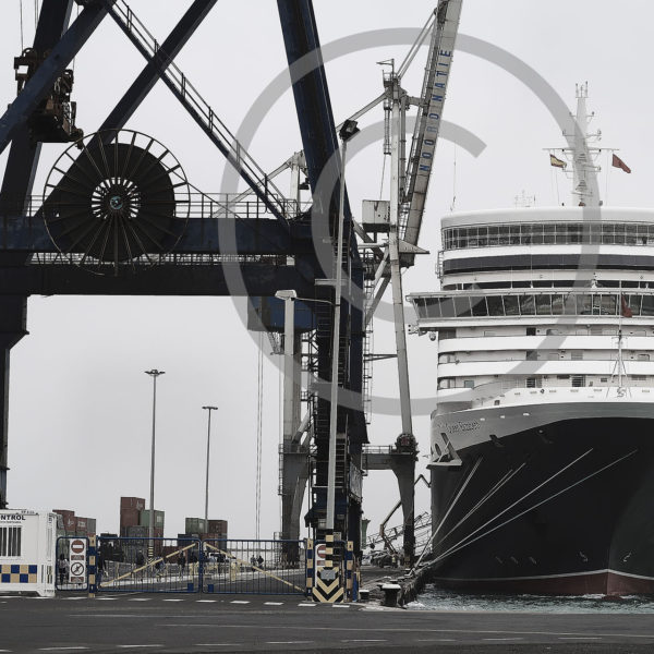 Queen Elizabeth 2 im Hafen von Puerto del Rosario Fuerteventura kanarische Inseln.