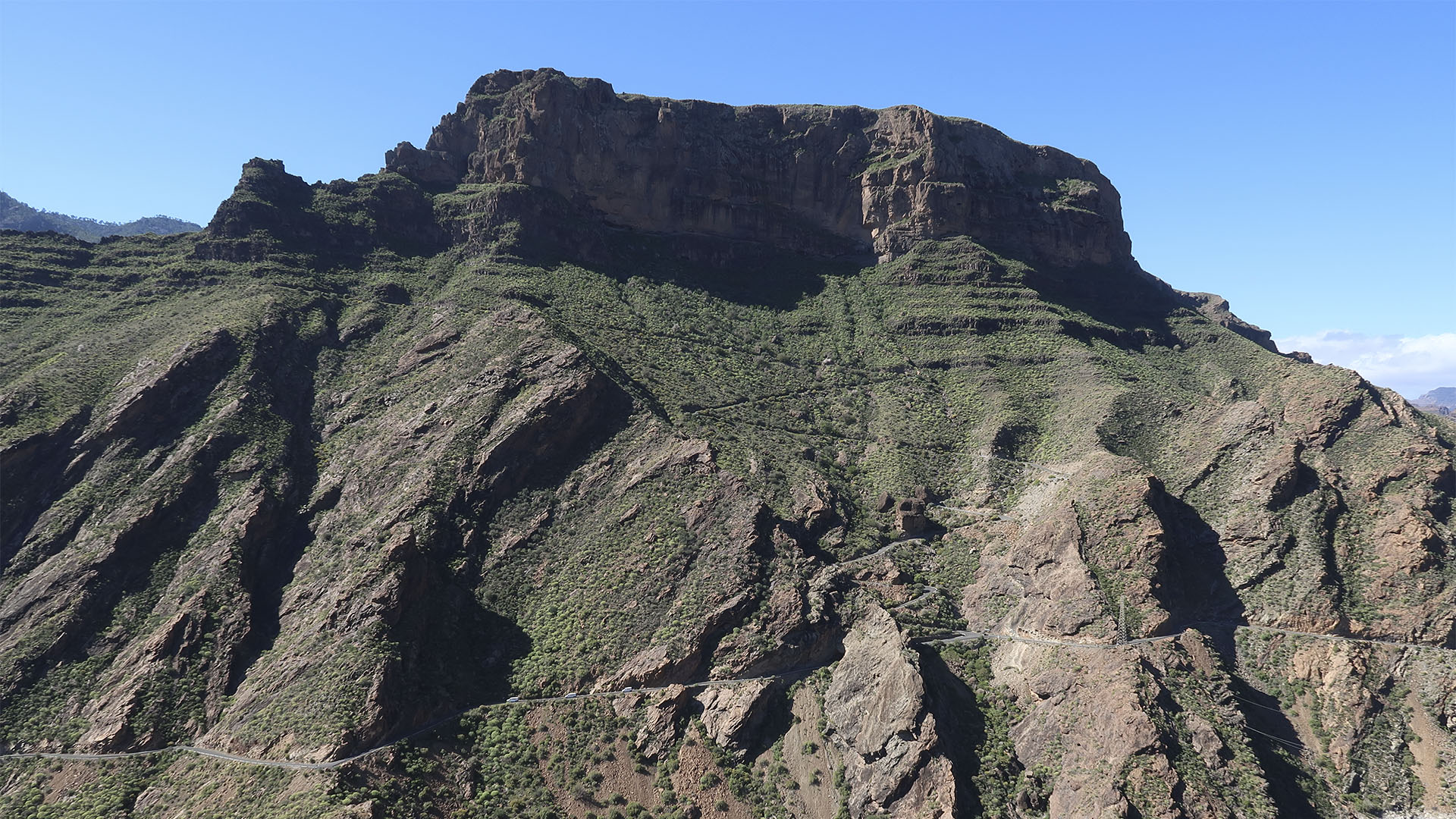 Die GC-606 Richtung Roque Nublo spektakulär in der Bergflanke angelegt.