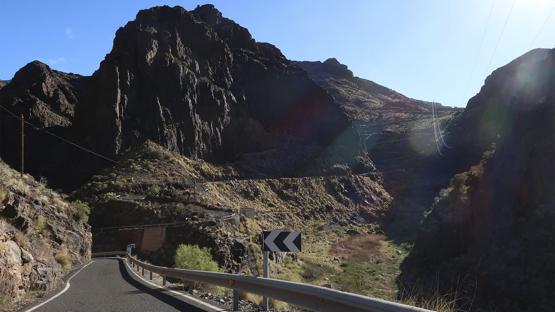 Den letzten Anstieg zum Plateau der Staudämme, windet sich die Strasse immer spektakulärer durch die Felsflanken.