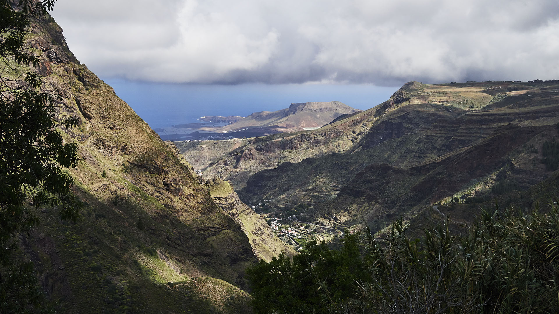 Der spektakuläre Blick von El Hornillo in das "El Valle" Agaete mit der GC-231 Gran Canaria.