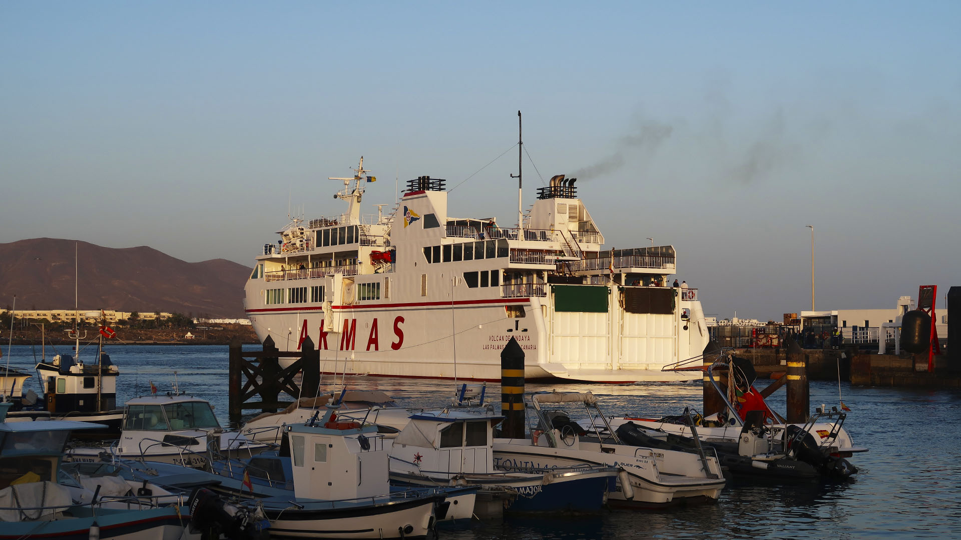 Volcán de Tindaya beim Anlegen im Hafen von Corralejo Fuerteventura kanarische inseln.