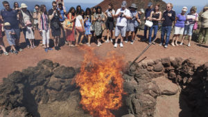 Timanfaya Nationalpark Lanzarote – glühende Magma unter dem Besucherzentrum die zum Grillen an der Oberfläche reicht.