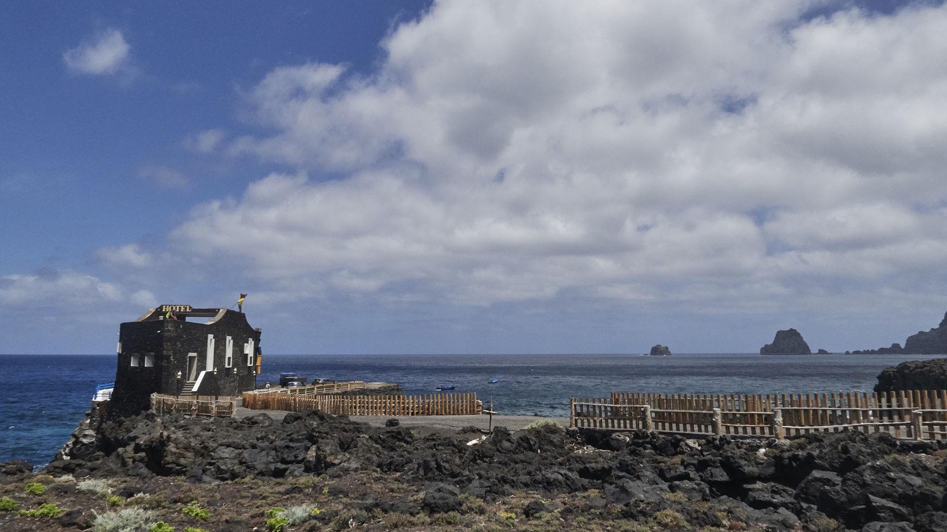 Das kleinste Hotel der Welt am Punta Grande im Hintergrund die Roques de Salmor El Hierro.