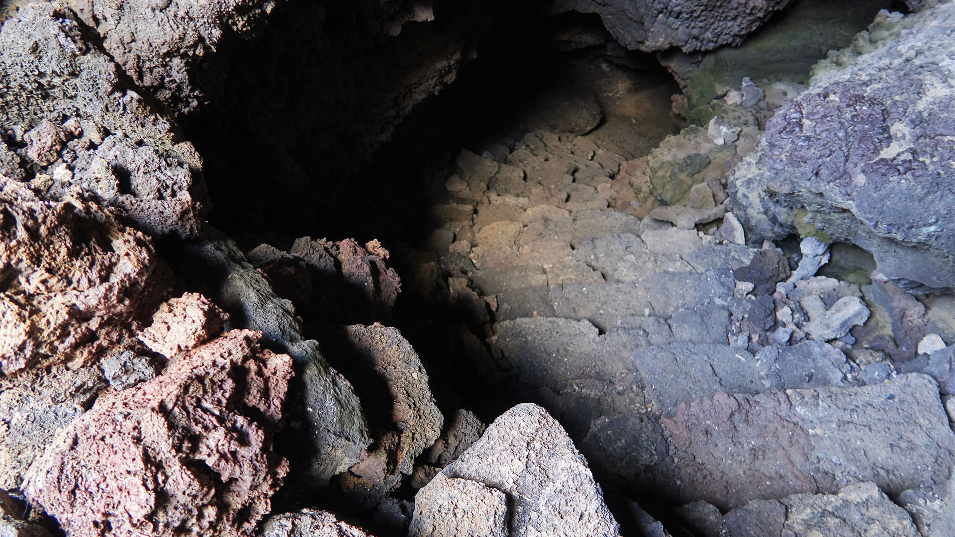 Die Lavaröhre Cueva del Faro El Hierro am Punta de Orchilla.